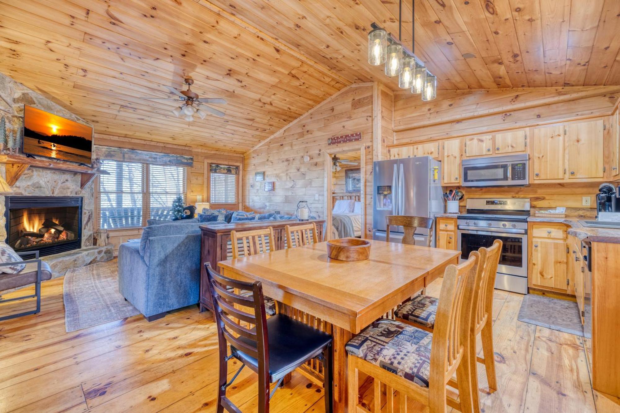 Secluded Sunrise Ridge-10 Min From Blue Ridge, King Beds, Hot Tub, 2 Porches, Fireplace Wood Burning, Mountain View, Cozy Exterior photo