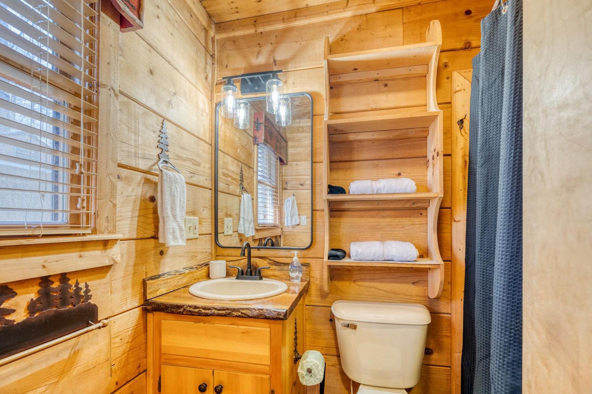 Secluded Sunrise Ridge-10 Min From Blue Ridge, King Beds, Hot Tub, 2 Porches, Fireplace Wood Burning, Mountain View, Cozy Exterior photo